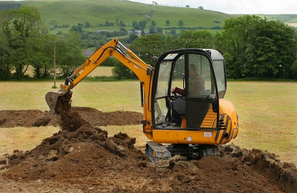 removing-lawn-earthworks