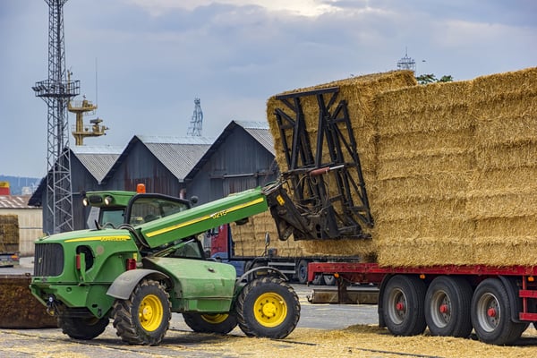 telehandler-lifting-hay