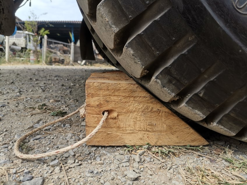 wooden-chocks-wood-chipper-brake